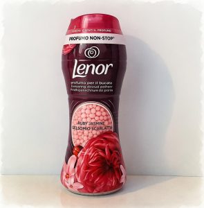 خوشبو کننده لنور Unstoppables با دانه‌های معطر، رایحه‌بخش حرفه‌ای لباس با ماندگاری تا ۱۲ هفته و بوی تازه غیرقابل توقف برای شستشوی روزانه.