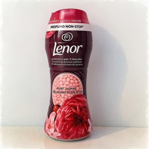 خوشبو کننده لنور Unstoppables با دانه‌های معطر، رایحه‌بخش حرفه‌ای لباس با ماندگاری تا ۱۲ هفته و بوی تازه غیرقابل توقف برای شستشوی روزانه.